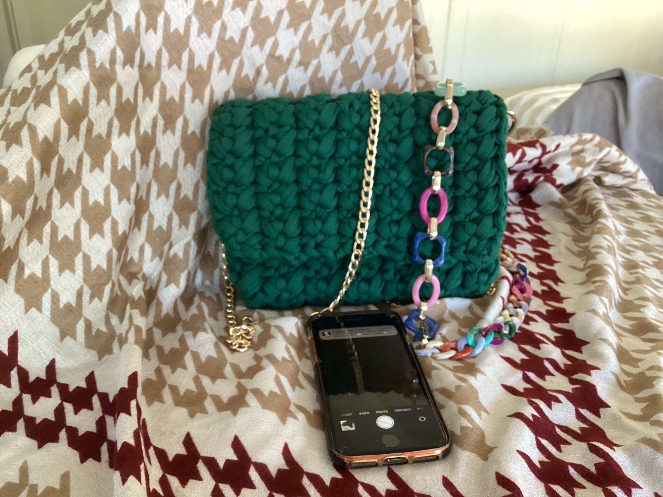 petite pochette vert foret faite main au crochet.