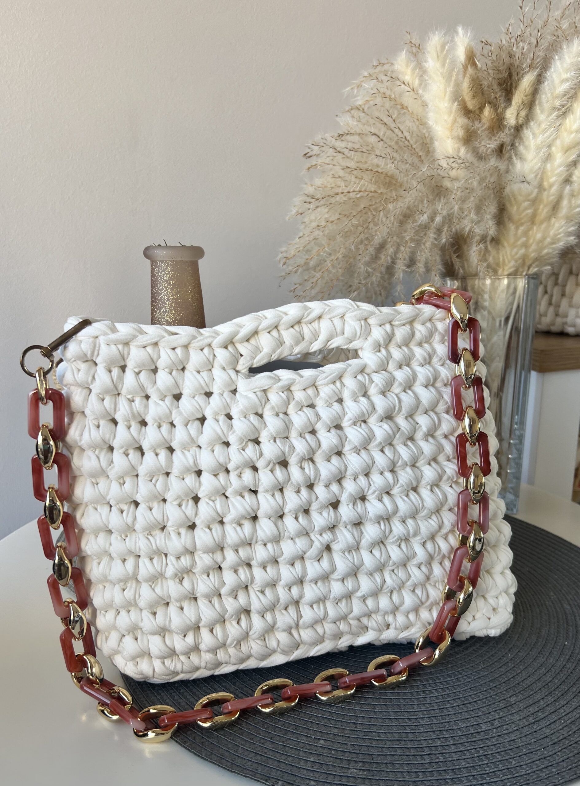 pochette au crochet pour la plage avec sa chaine en anneaux de résine.