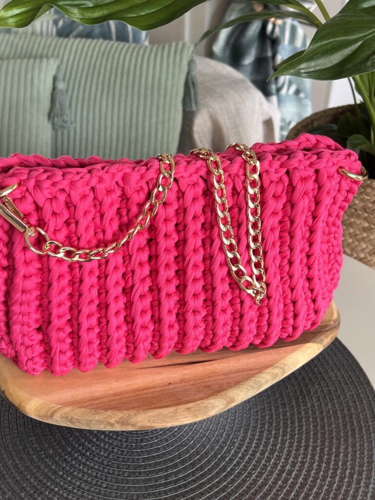 sac rose au crochet, fait main, artisanat made in franceavec chainette dorée