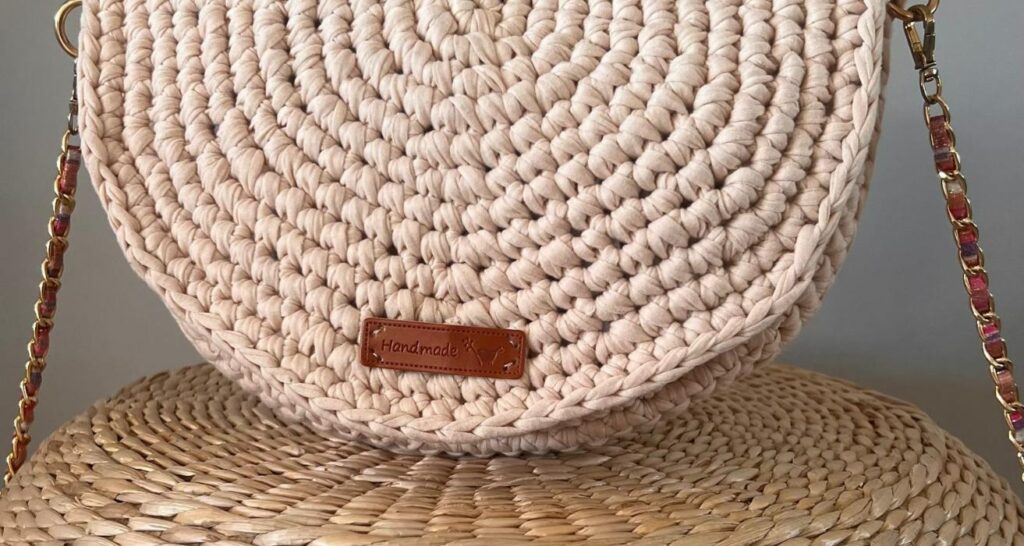 gros plan sur sac au crochet en mailles serrées