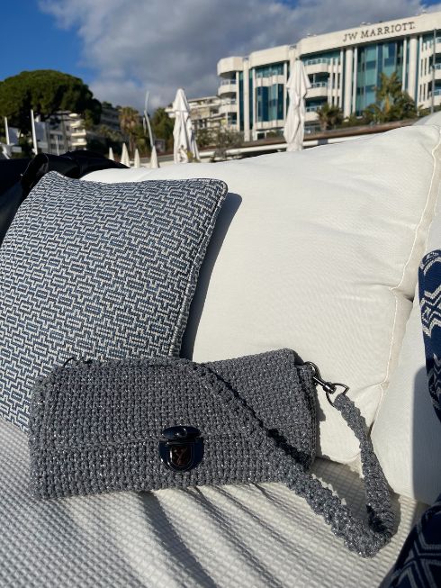 sac-baguette-crochet-gris