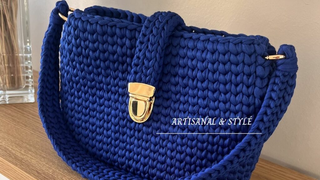 sac au crochet artisanat made in france fait main bleu fermoir doré anse