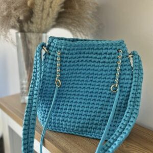 Sac à lain au crochet en fil turquoise anse longue et chaine dorée. artisanat français
