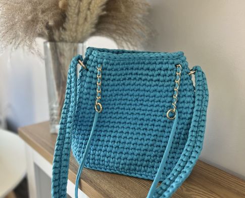 Sac à lain au crochet en fil turquoise anse longue et chaine dorée. artisanat français