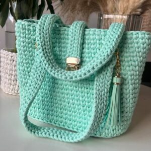 Sac au crochet fait main made in France 2 anses fermoir doré pompon