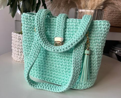 Sac au crochet fait main made in France 2 anses fermoir doré pompon
