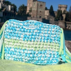 pochette au crochet bleu et blanc à franges fait main. tendance, artisanat made in france