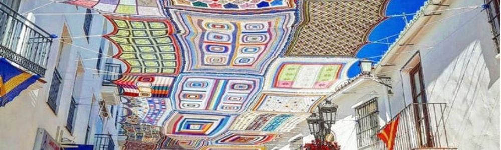 A Malaga des femmes ont crocheté ces auvents pour protéger du soleil