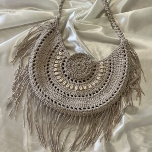 sac au crochet fait main, dans un esprit boheme avec franges et coquillages artisanat francais