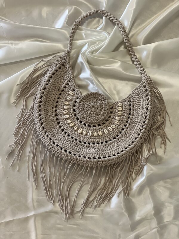 sac au crochet fait main, dans un esprit boheme avec franges et coquillages artisanat francais