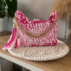 Sac au crochet rose fuschia et blanc, chaine dorée, pompon XXL, fait-main en france.