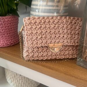 mini sac au crochet rose poudré avec fermoir cartable et chainette dorée