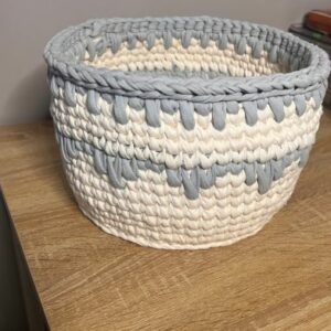 panier, corbeille, cache-pot au crochet motif arabesque bi-colore,