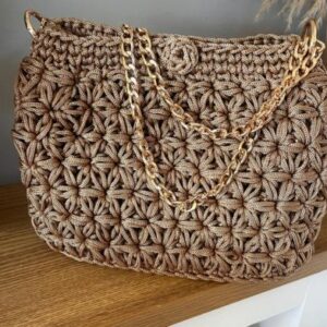 Sac au crochet motif 3fleurs en 3D avec chaine dorée, fermoir aimanté fond en cuir