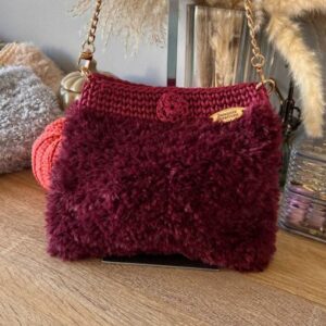 Sac au crochet, fait main, fil effet fourrure, Burgundi, chaine dorée